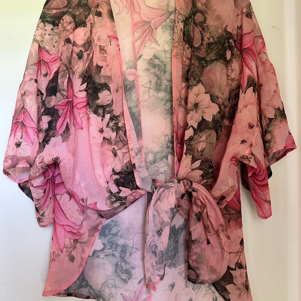 Easel Pink and Black Artistic Kimono Dister